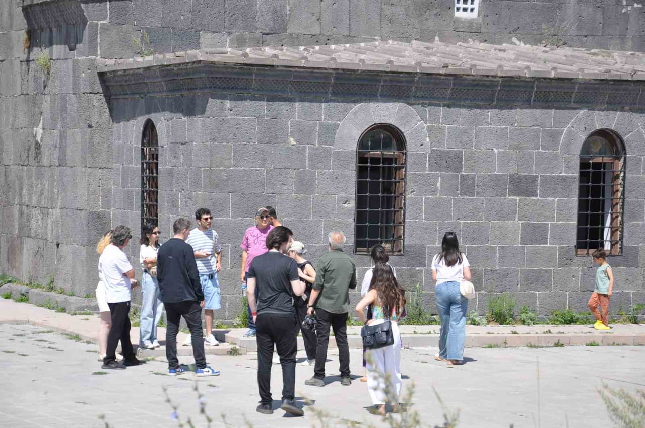 ERMENİSTANLI GAZETECİLER KARS'I KEŞFETTİ: TÜRKİYE-ERMENİSTAN MEDYA DEĞİŞİM PROGRAMI KAPSAMINDA...
