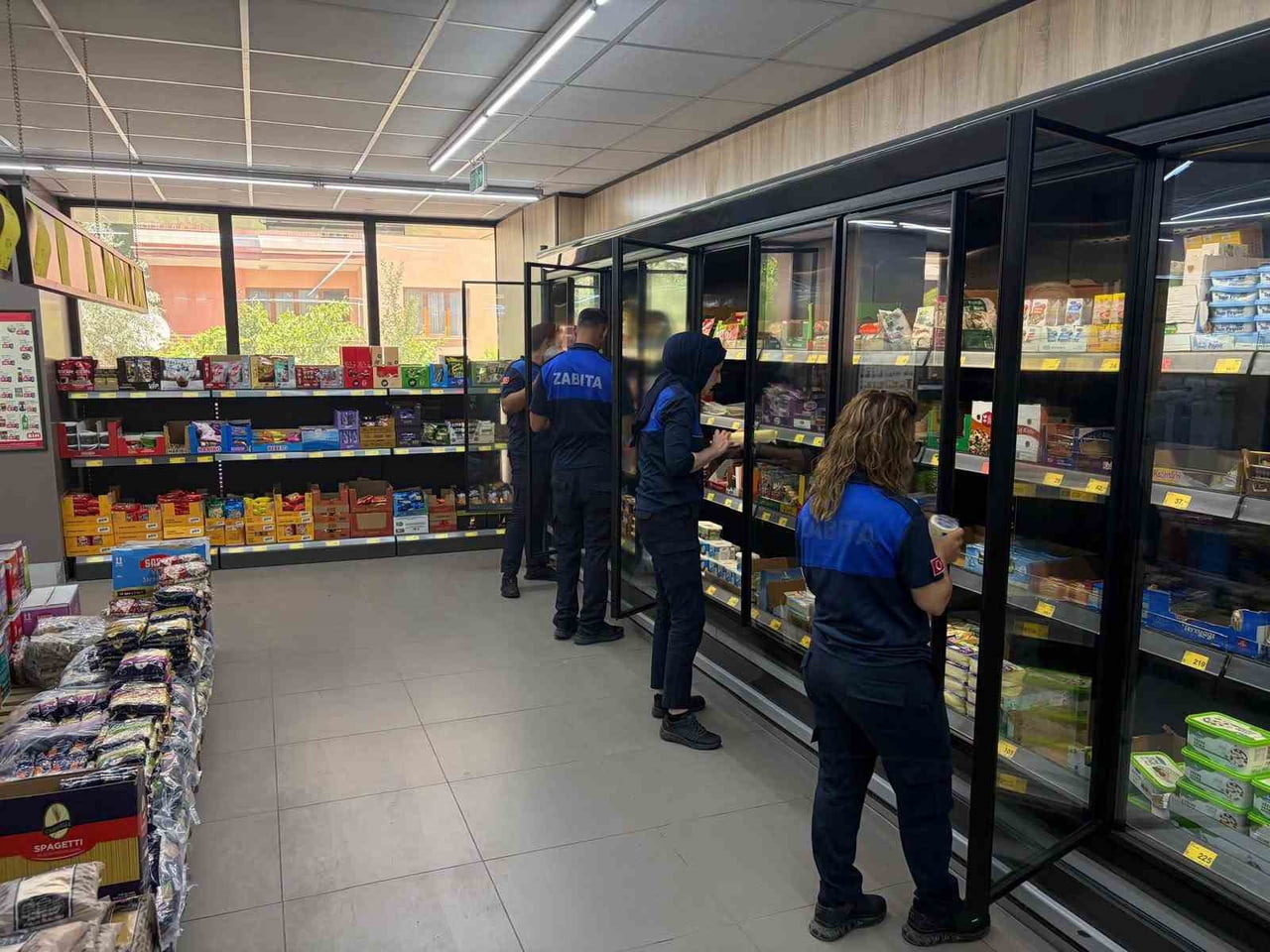 ERZİNCAN'DA 372 MARKETE EŞ ZAMANLI DENETİM: TARİHİ GEÇMİŞ ÜRÜNLER İMHA EDİLDİ