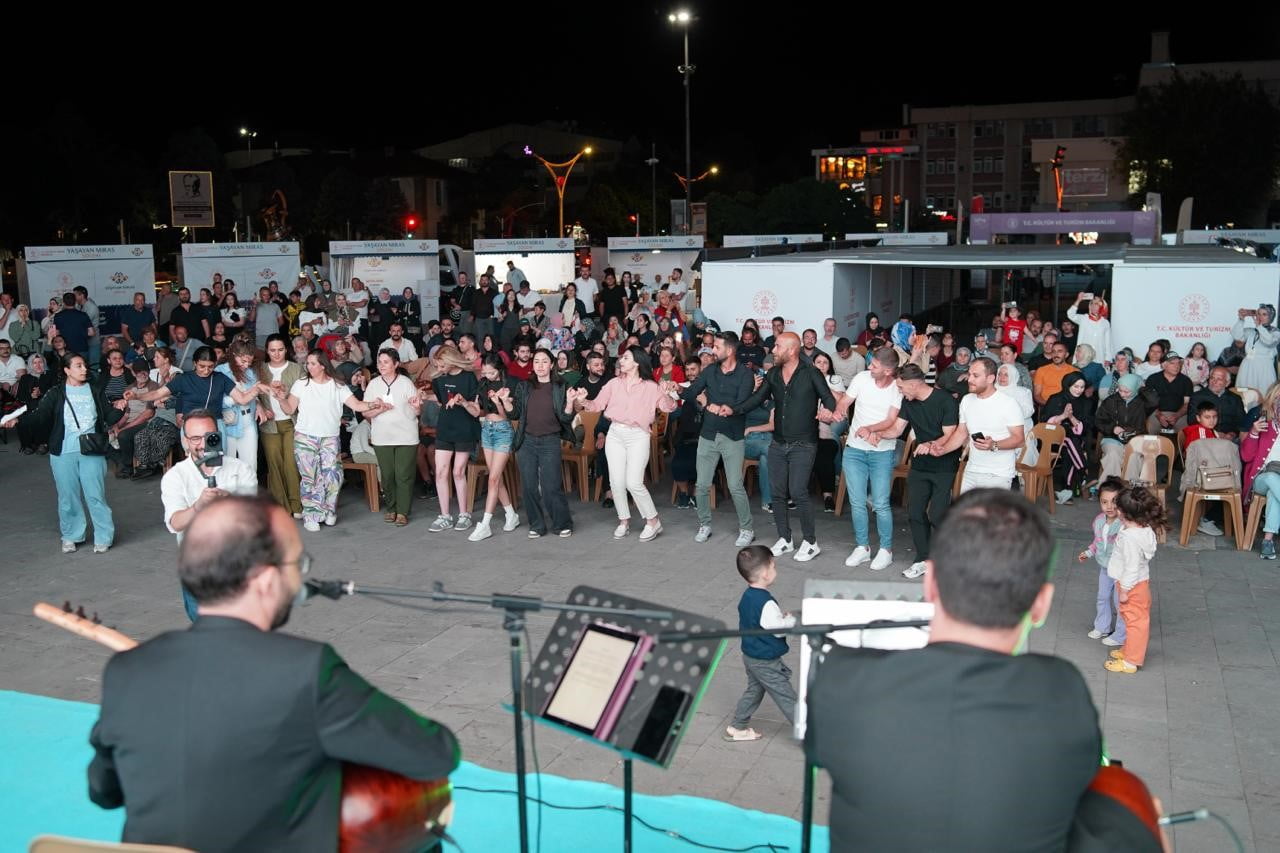 ERZİNCAN'DA BU YIL İKİNCİ KEZ DÜZENLENEN "ERZİNCAN YAŞAYAN MİRAS ŞÖLENİ", 21 İLDEN YAKLAŞIK 60...