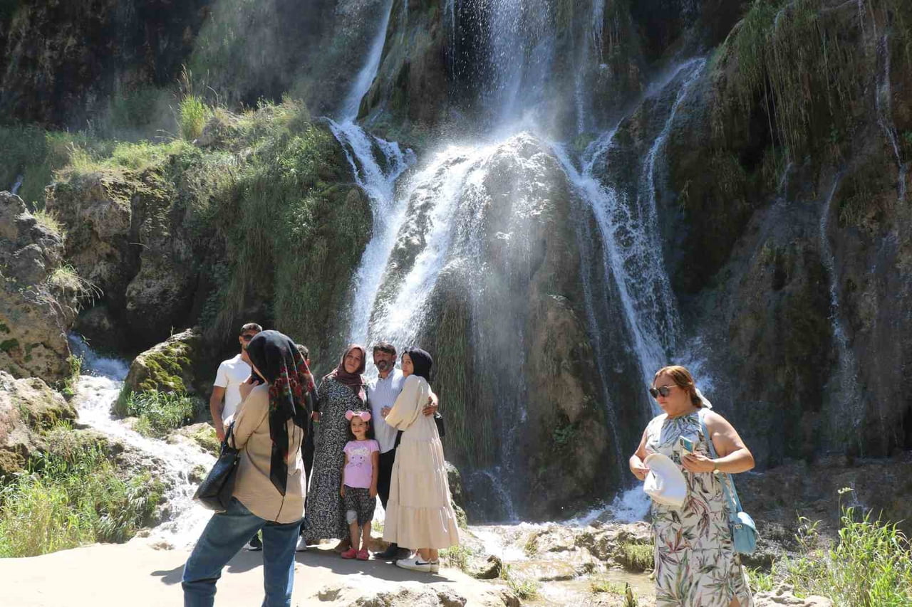 ERZİNCAN'DA ETKİSİNİ ARTIRAN SICAK HAVA NEDENİYLE SERİNLEMEK İSTEYEN VATANDAŞLAR İLE YURT DIŞINDAN...