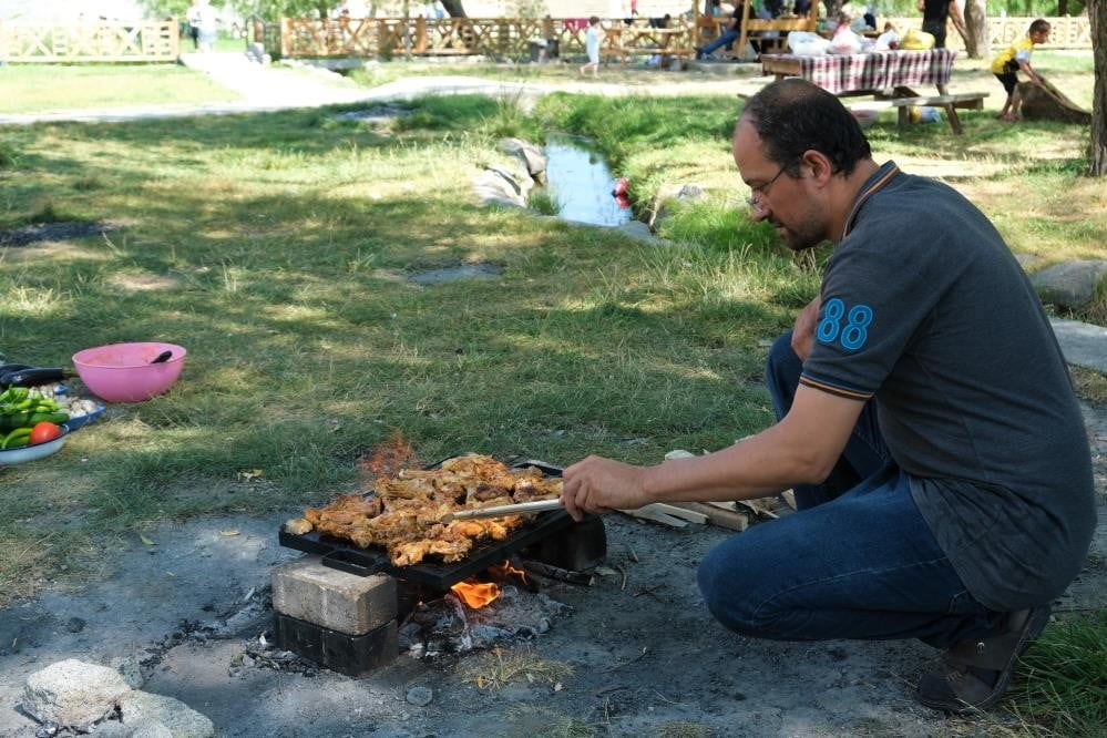 ERZİNCAN'DA HAFTA SONU TATİLİNİ DEĞERLENDİREN VATANDAŞLAR, SICAK HAVADAN BUNALAN AİLELERİYLE...