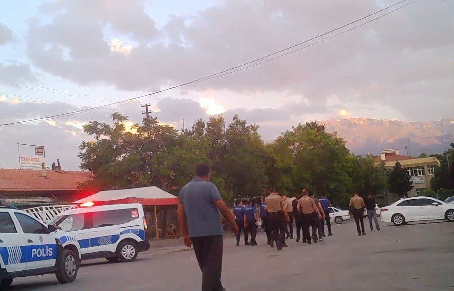 ERZİNCAN'DA KİMLİK KONTROLÜ SIRASINDA BEKÇİYE MUKAVEMETTE BULUNDUĞU İDDİA EDİLEN ŞÜPHELİ, OLAY...