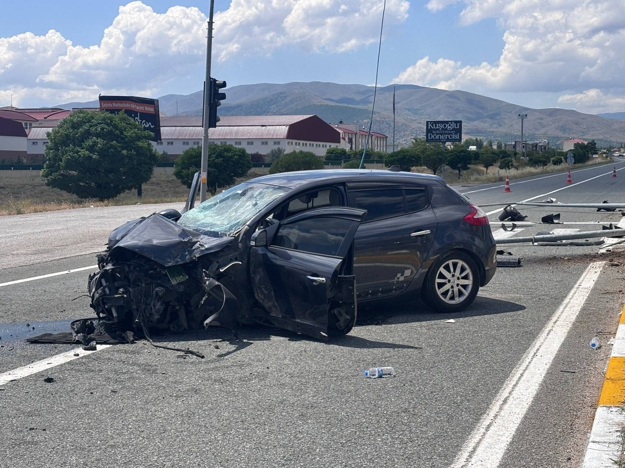 ERZİNCAN'DA KONTROLDEN ÇIKAN OTOMOBİLİN AYDINLATMA VE SİNYALİZASYON DİREKLERİNE ÇARPMASI SONUCU 5...