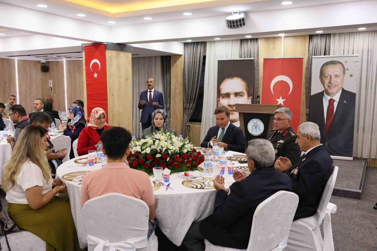 ERZİNCAN'DA ŞEHİT AİLELERİ VE GAZİLER ONURUNA YEMEK PROGRAMI DÜZENLENDİ