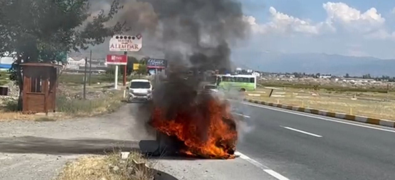 ERZİNCAN'DA SEYİR HALİNDEYKEN MOTOR BÖLÜMÜNDE ÇIKAN YANGIN SONUCU ALEVLERE TESLİM OLAN OTOMOBİL...