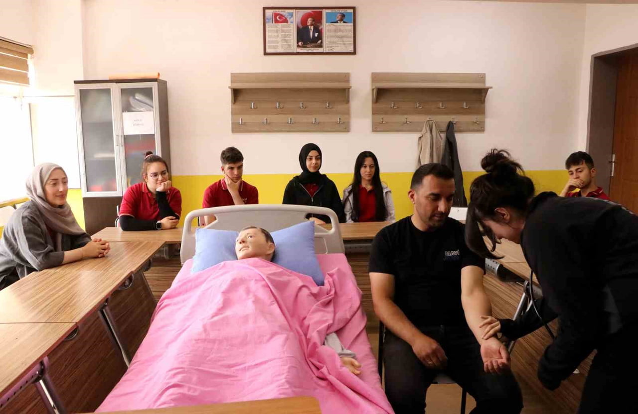 ERZİNCAN'DAKİ ATATÜRK MESLEKİ VE TEKNİK ANADOLU LİSESİ HASTA VE YAŞLI HİZMETLERİ ALANI...