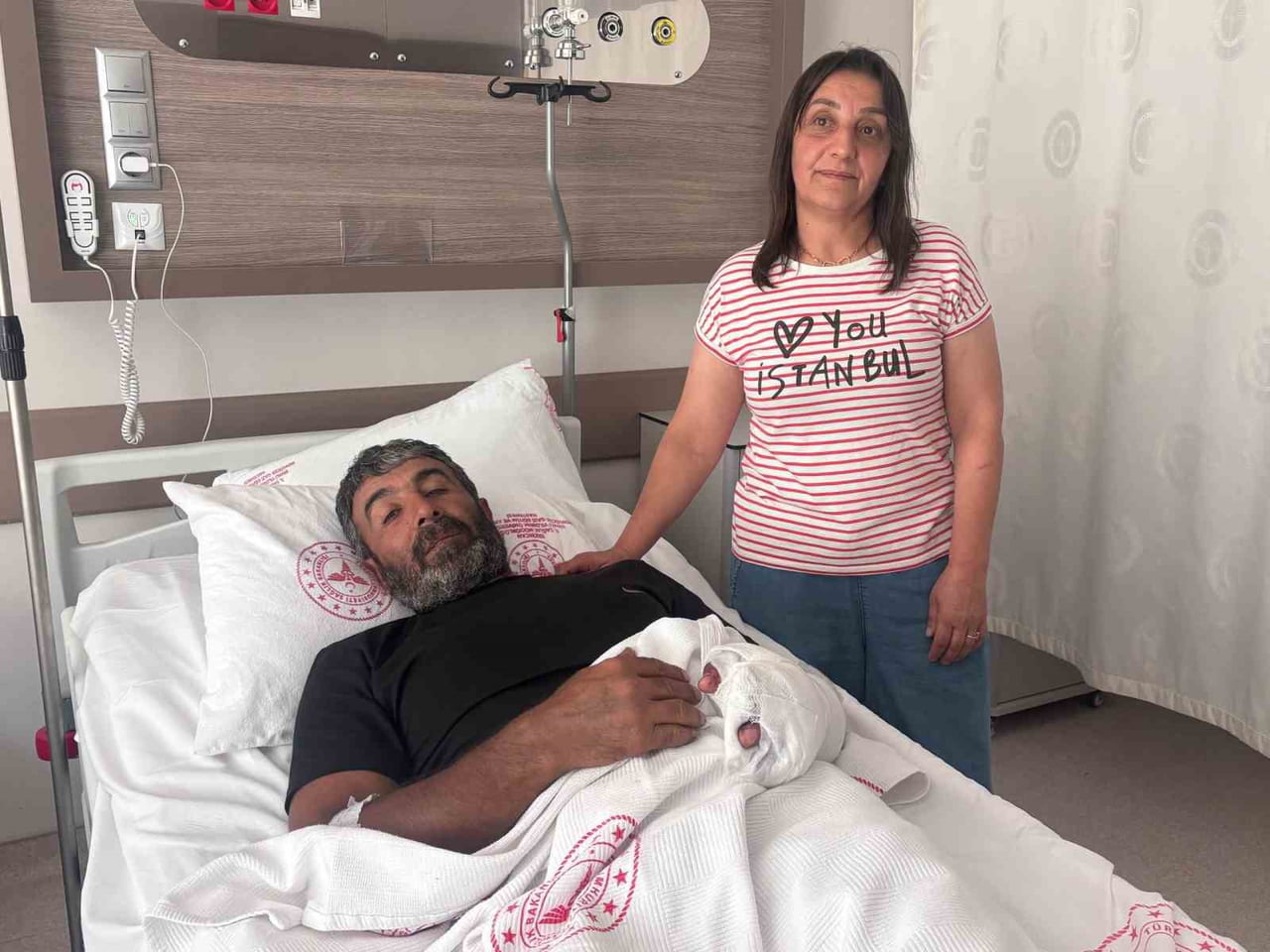 ERZİNCAN'IN TERCAN İLÇESİNE BAĞLI BAĞPINAR KÖYÜNDE AYÇİÇEĞİ TARLASINI SULADIĞI SIRADA AYI...