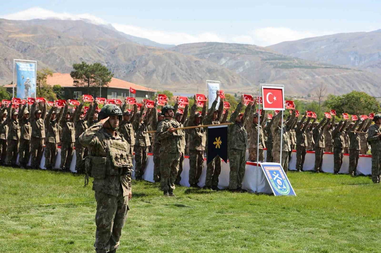 ERZİNCAN 59'UNCU HAVAN VE TOPÇU EĞİTİM TUGAY KOMUTANLIĞI'NDA BEDELLİ ASKERLİK HİZMETİNİ YERİNE...