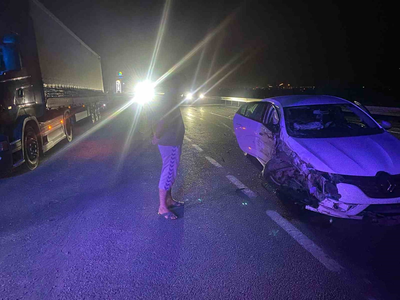 ERZİNCAN-ERZURUM KARA YOLUNDA TIR İLE OTOMOBİLİN ÇARPIŞMASI SONUCU 4 KİŞİ YARALANDI