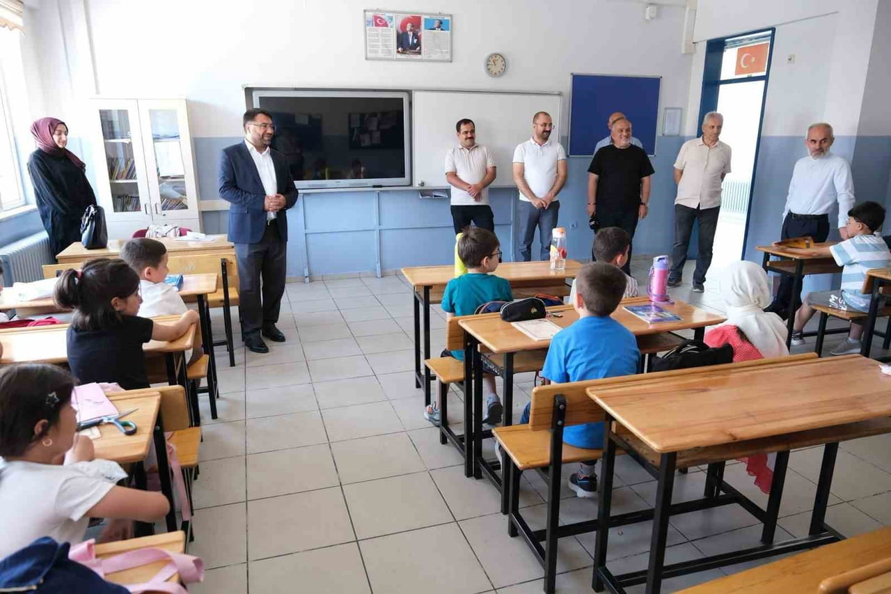 ERZİNCAN İL MÜFTÜSÜ DR. İSMAİL FAKİRULLAHOĞLU, İMKB MÜŞİR ZEKİ PAŞA ORTAOKULU'NDA DEVAM EDEN YAZ...