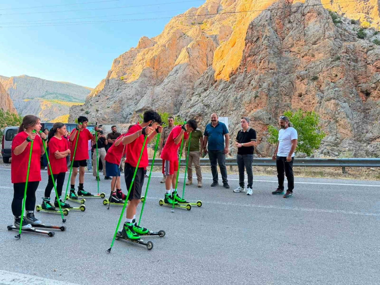 ERZİNCAN’IN KEMALİYE İLÇESİNDE DÜZENLENEN AYAKLI KAYKAY ETKİNLİĞİ, SPORSEVERLERDEN İLGİ...