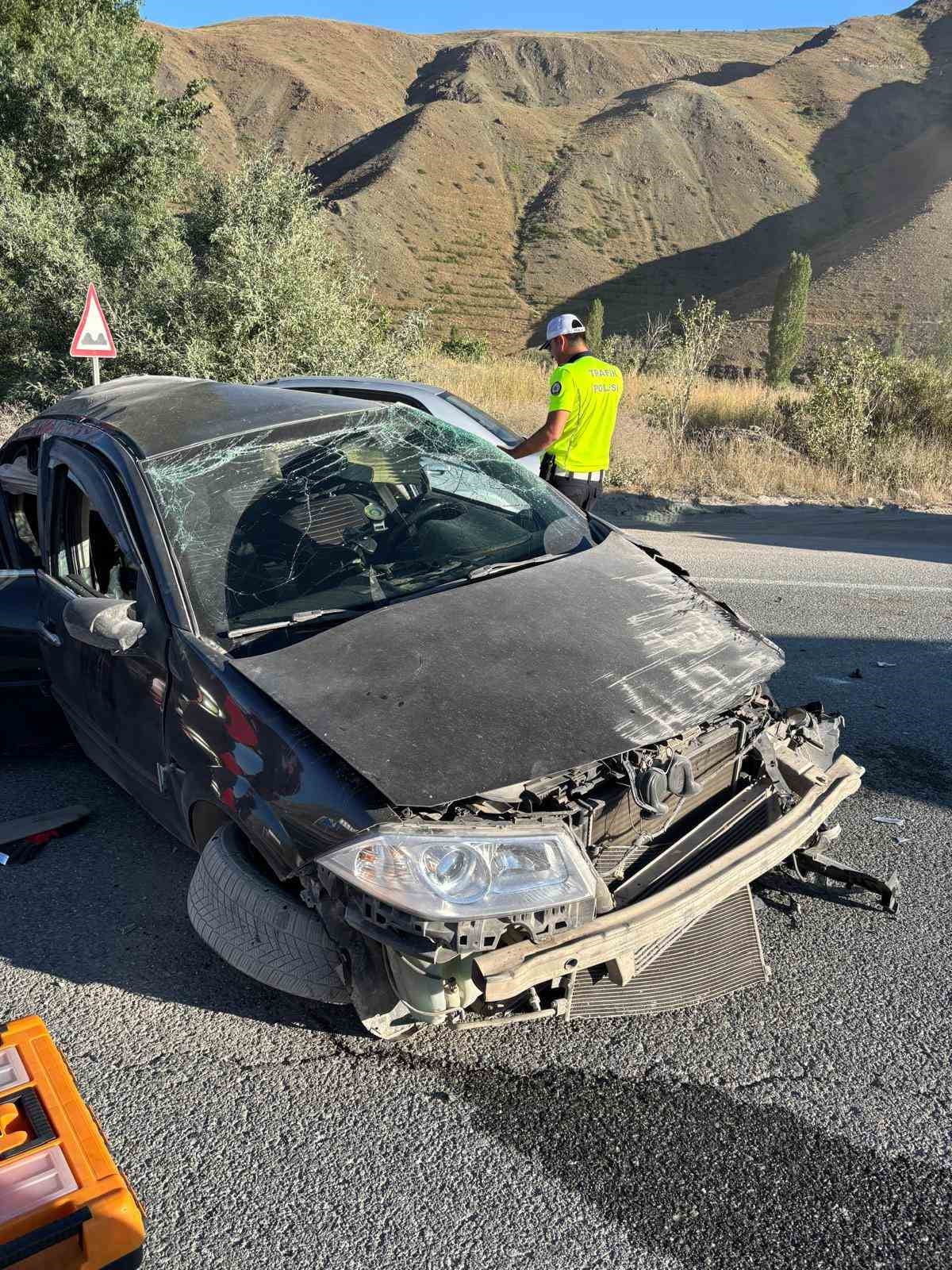 ERZİNCAN-SİVAS KARAYOLU SAKALTUTAN MEVKİSİNDE MEYDANA GELEN TEK TARAFLI TRAFİK KAZASINDA 3 KİŞİ...