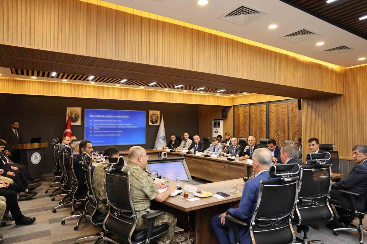 ERZİNCAN VALİSİ HAMZA AYDOĞDU BAŞKANLIĞINDA DÜZENLENEN TOPLANTIDA, KENTTE HAYATA GEÇİRİLMESİ...