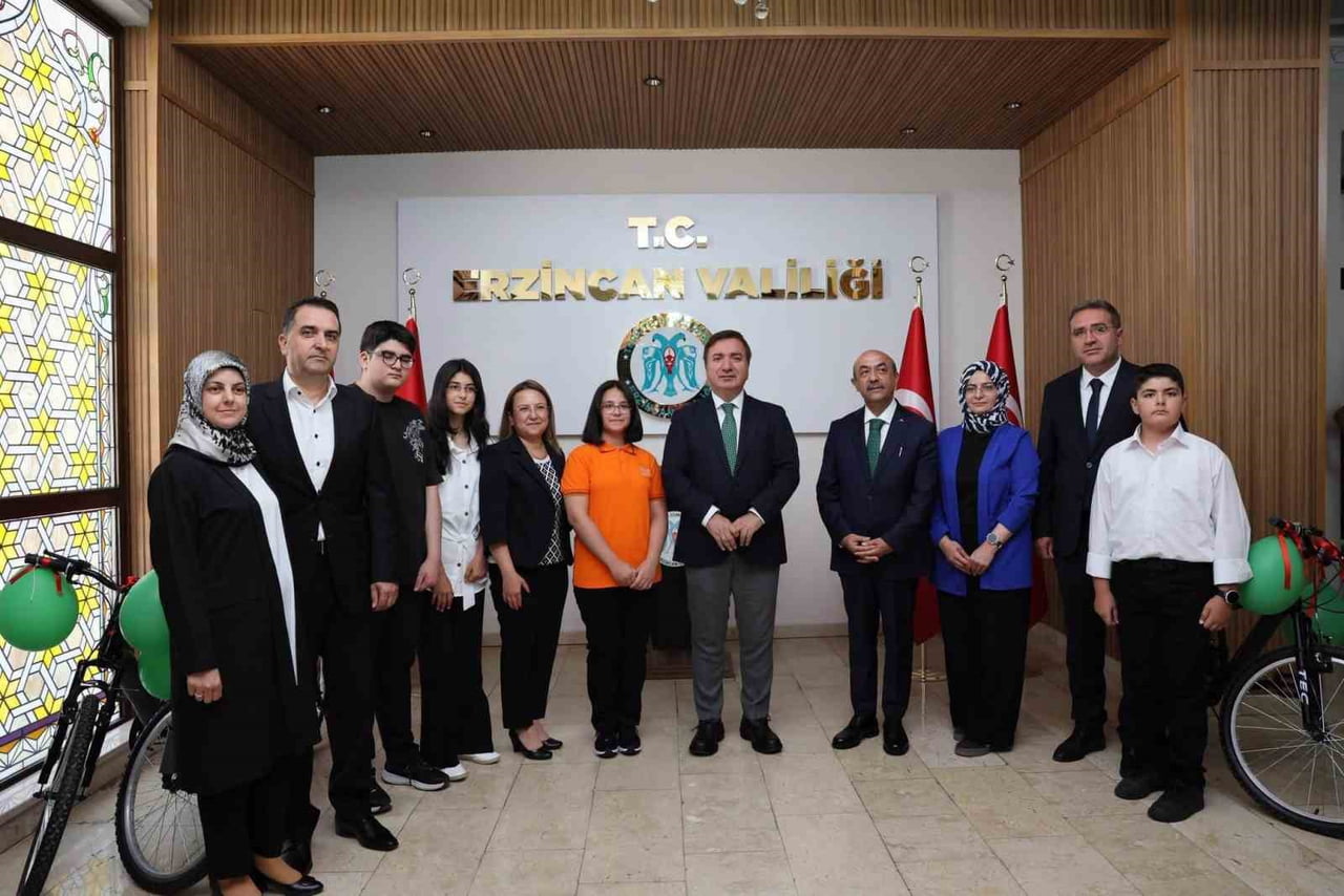 ERZİNCAN VALİSİ HAMZA AYDOĞDU, LİSELERE GEÇİŞ SİSTEMİ (LGS) 2026 KAPSAMINDAKİ MERKEZİ SINAVDA 500...