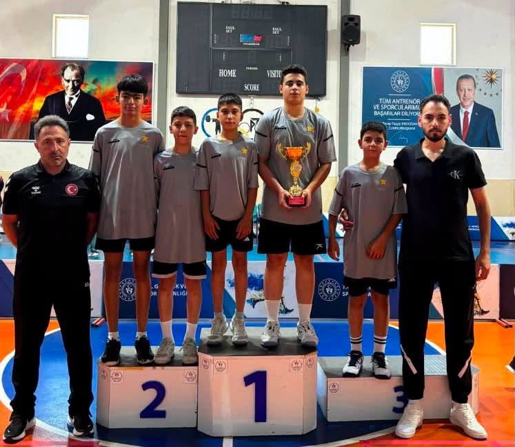 ERZİNCANLI SPORCULAR, ARTVİN'DE DÜZENLENEN ANADOLU YILDIZLAR LİGİ (ANALİG) BADMİNTON GRUP...