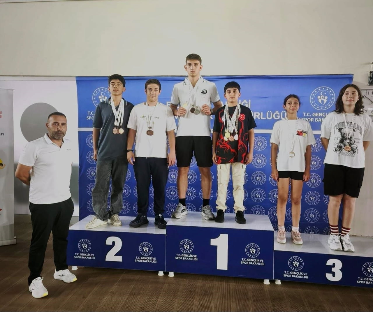 ERZİNCANLI YÜZÜCÜLER ANALİG BÖLGE MÜSABAKALARINDAN 12 MADALYAYLA DÖNDÜ