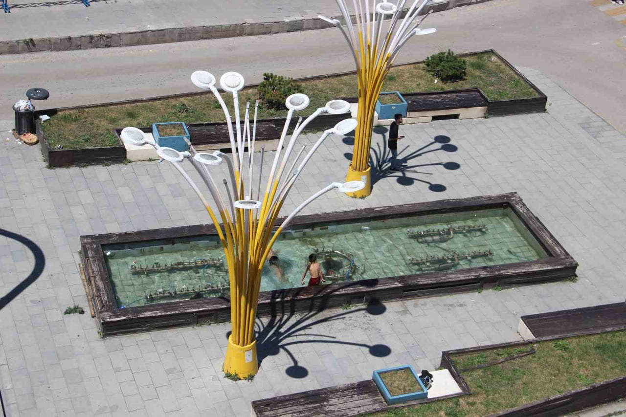 ERZURUM'DA ÇOCUKLAR SÜS HAVUZUNDA SERİNLEDİ