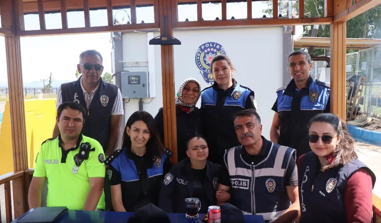 ERZURUM'DA UYGULAMA NOKTASINDA GÖREVLİ POLİS EKİPLERİ, ÖZEL BİREY ESİLA LALOĞLU'NU MİSAFİR...