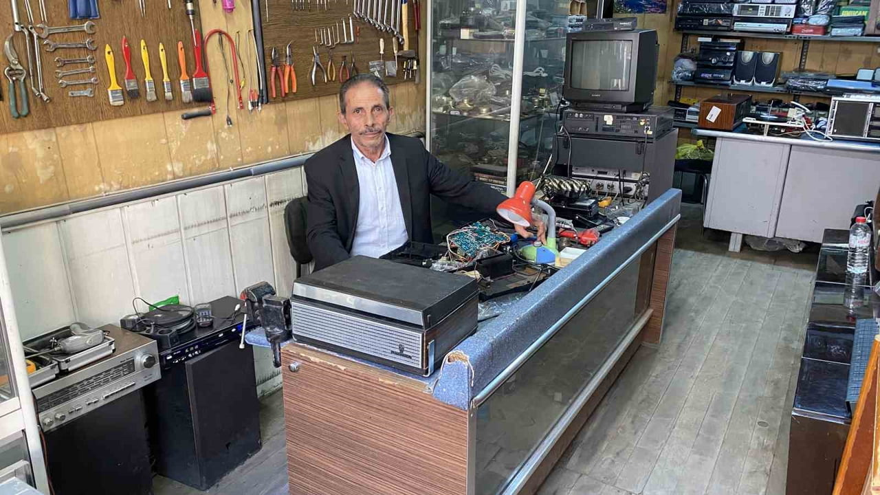 ERZURUM'DA YARIM ASRI AŞKIN SÜREDİR ELEKTRONİK TAMİRCİLİĞİ YAPAN 74 YAŞINDAKİ NECİP AKSAKAL...
