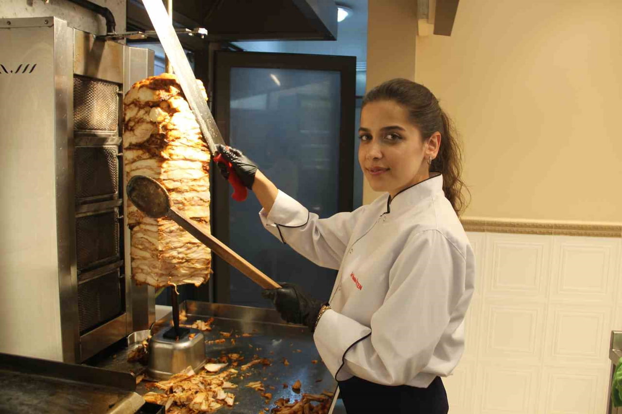 ERZURUM'DA YAŞAYAN 26 YAŞINDAKİ HANDE ÖKTEN, ERKEK EGEMEN MESLEKLERDEN BİRİ OLARAK GÖRÜLEN DÖNER...