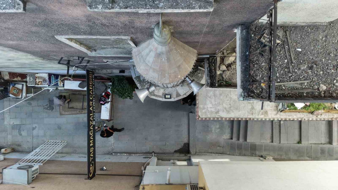 ERZURUM'DAKİ BU CAMİNİN YARIM MİNARESİ GÖRENLERİ ŞAŞKINA ÇEVİRİYOR