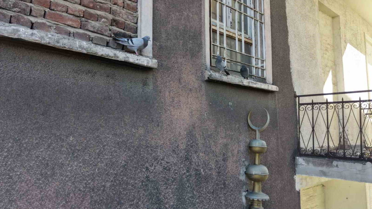 ERZURUM'DAKİ BU CAMİNİN YARIM MİNARESİ GÖRENLERİ ŞAŞKINA ÇEVİRİYOR