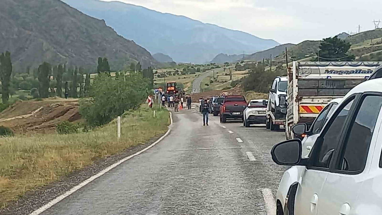 ERZURUM'UN OLTU İLÇESİNDE ETKİLİ OLAN SAĞANAK YAĞIŞ, SELE NEDEN OLDU.