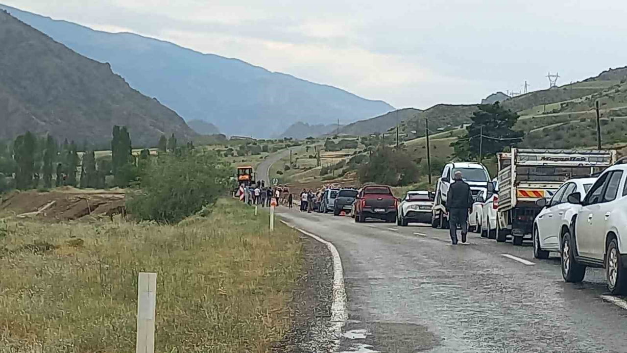 ERZURUM'UN OLTU İLÇESİNDE ETKİLİ OLAN SAĞANAK YAĞIŞ, SELE NEDEN OLDU.