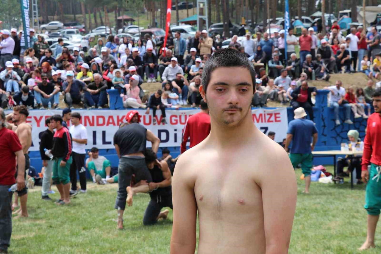 ERZURUM'UN OLUR İLÇESİNDE DÜZENLENEN AKDAĞ KARAKUCAK GÜREŞLERİ'NDE DUYGUSAL ANLAR YAŞANDI. GÜREŞE...