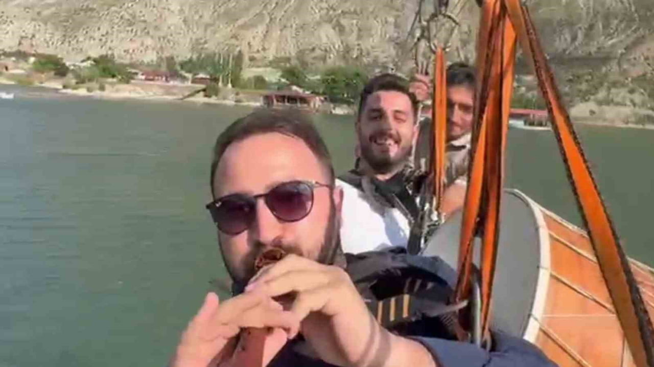 ERZURUM'UN SEVİLEN SANATÇILARINDAN MUSTAFA ÖZDEN, TORTUM GÖLÜ ÜZERİNDE GERÇEKLEŞTİRDİĞİ SIRA DIŞI...