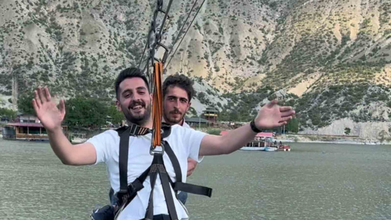 ERZURUM'UN SEVİLEN SANATÇILARINDAN MUSTAFA ÖZDEN, TORTUM GÖLÜ ÜZERİNDE GERÇEKLEŞTİRDİĞİ SIRA DIŞI...