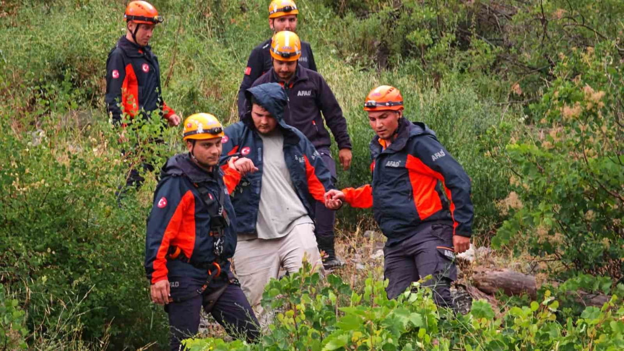 ERZURUM'UN UZUNDERE İLÇESİNDE KAYALIK ALANDA MAHSUR KALAN 20 YAŞINDAKİ GENÇ, AFAD EKİPLERİNİN...