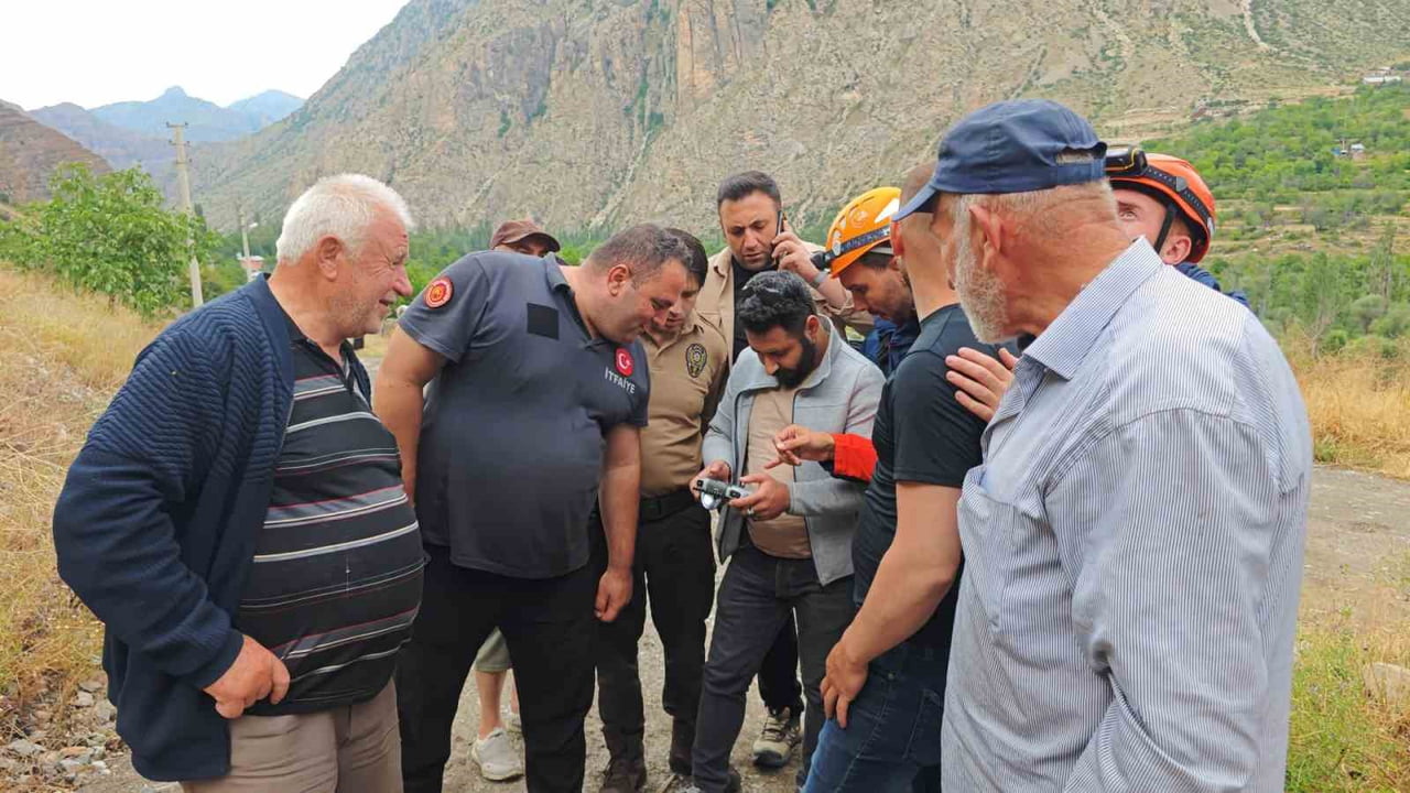 ERZURUM'UN UZUNDERE İLÇESİNDE KAYALIK ALANDA MAHSUR KALAN 20 YAŞINDAKİ GENÇ, AFAD EKİPLERİNİN...