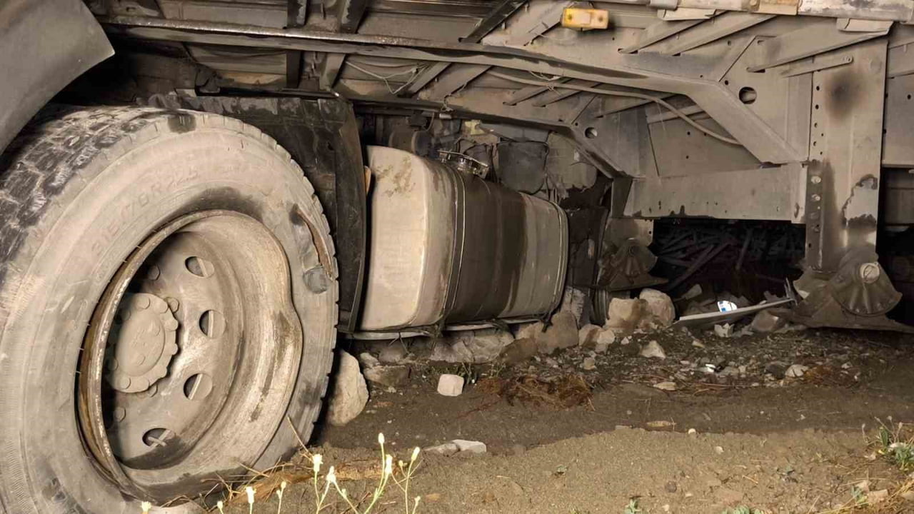 ERZURUM'UN UZUNDERE İLÇESİNDE KONTROLDEN ÇIKAN GÜRCÜ PLAKALI TIR, ORTA REFÜJÜ AŞARAK BİR İŞ YERİNE...
