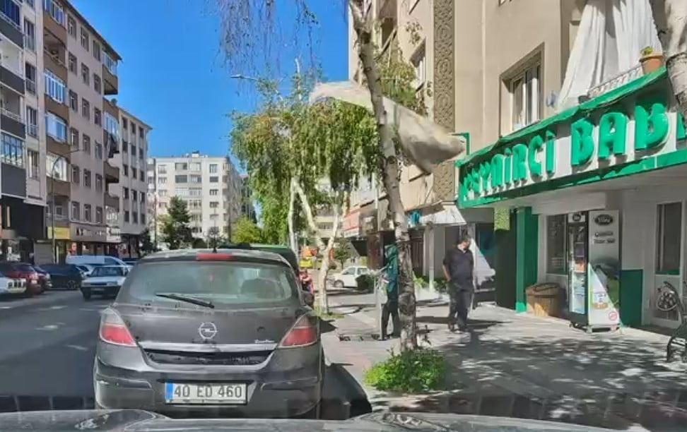 ERZURUM'UN YAKUTİYE İLÇESİNDE BİR BİNANIN 7'NCİ KATINDAN DÜŞEN HALI, CADDE ÜZERİNDEKİ MAĞAZADA...