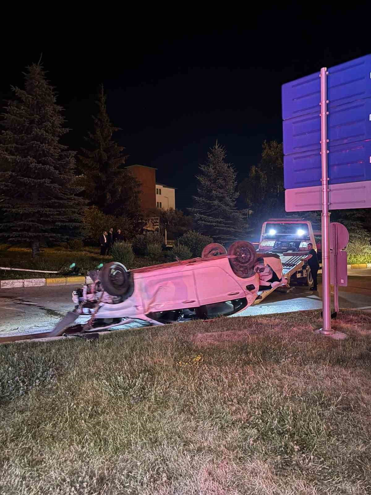 ERZURUM'UN YAKUTİYE İLÇESİNDE KONTROLDEN ÇIKAN OTOMOBİLİN REFÜJE ÇIKARAK TAKLA ATMASI SONUCU...