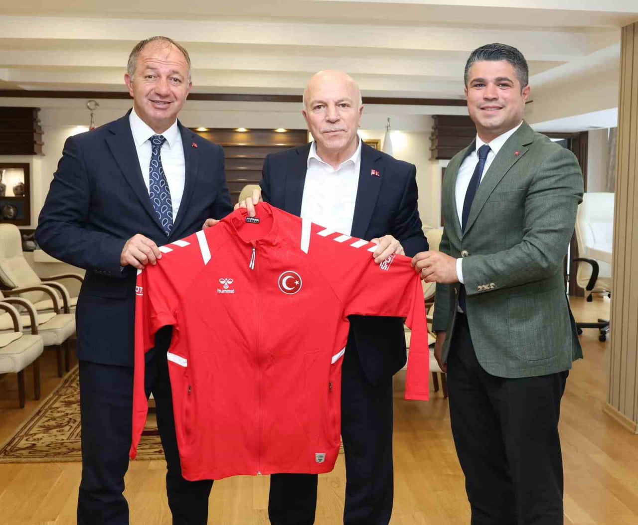 ERZURUM BÜYÜKŞEHİR BELEDİYE BAŞKANI MEHMET SEKMEN, KENTTE GENÇLERİN ERKEN YAŞTA SPORLA BULUŞMASINI...