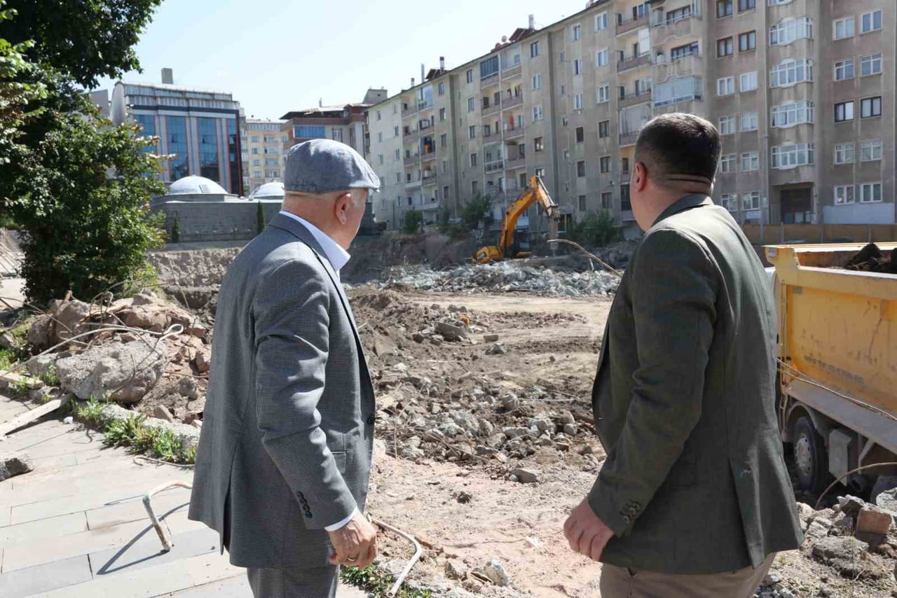 ERZURUM BÜYÜKŞEHİR BELEDİYE BAŞKANI MEHMET SEKMEN, ŞEHİR GENELİNDE YÜRÜTÜLEN KENTSEL DÖNÜŞÜM...