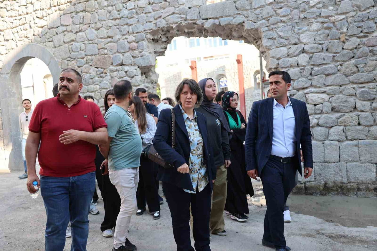 ERZURUM BÜYÜKŞEHİR BELEDİYESİ KENTSEL DÖNÜŞÜM PROJELERİNİ ŞEHRİN TARİHİ HAFIZASINI KORUYAN VE...