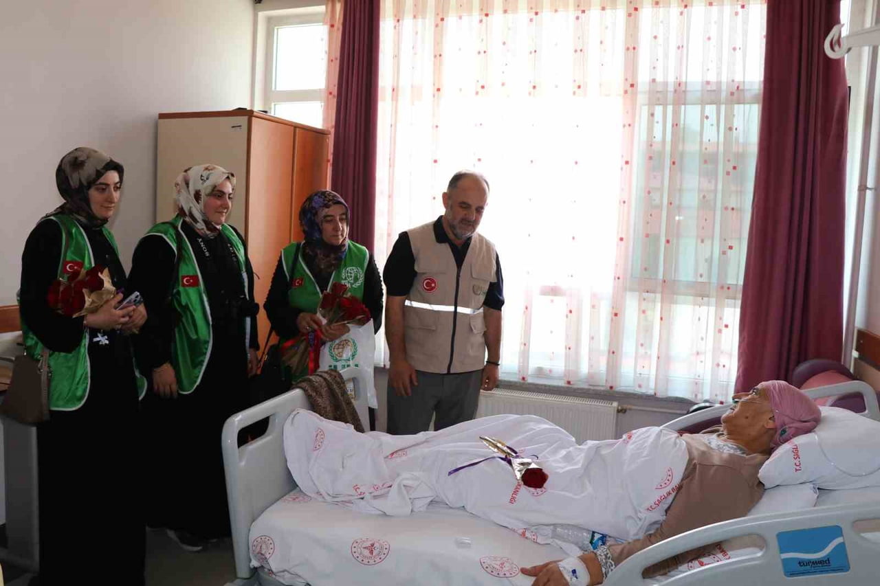 ERZURUM’DA BİT GRUP GÖNÜLLÜ, OLTU İLÇESİ DEVLET HASTANESİ'NDE TEDAVİ GÖREN HASTALARI ZİYARET...