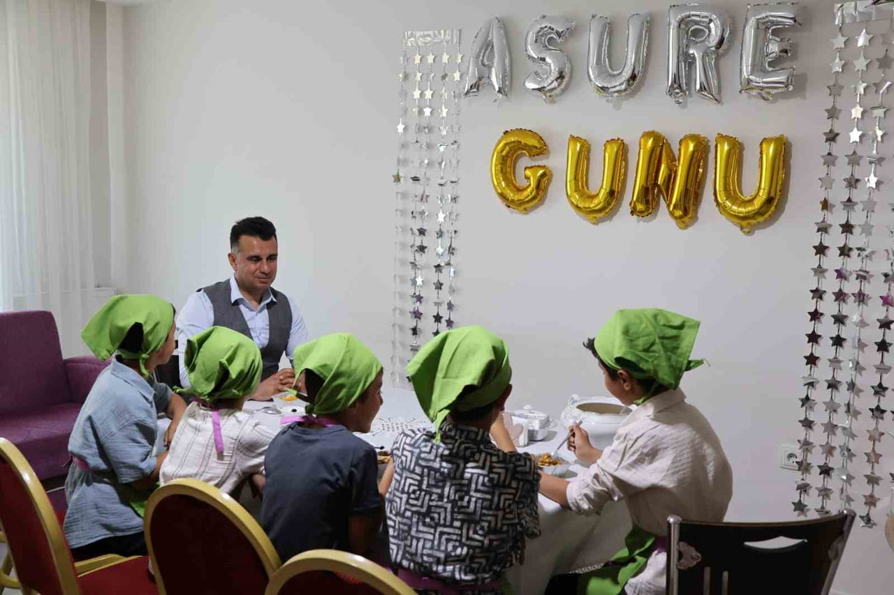 ERZURUM’DA DEVLET KORUMASI ALTINDAKİ ÇOCUKLAR, MUHARREM AYI DOLAYISIYLA DÜZENLENEN ETKİNLİKTE...