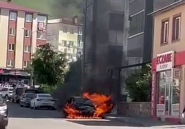 ERZURUM’DA PARK HALİNDEKİ ARAÇ BİR ANDA ALEV TOPUNA DÖNDÜ, İTFAİYENİN ZAMANINDA MÜDALESİ  MUHTEMEL...