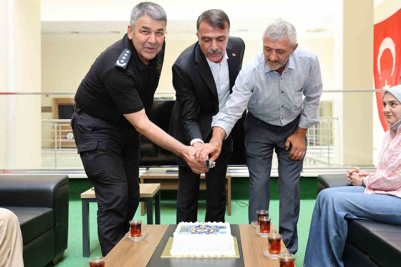ERZURUM İL EMNİYET MÜDÜRÜ ONUR KARABURUN, EMEKLİYE AYRILAN İKİ EMNİYET MENSUBU İÇİN DÜZENLENEN...