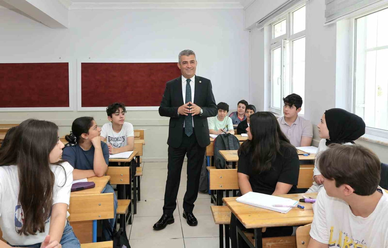 ERZURUM  İL MİLLÎ EĞİTİM MÜDÜRÜ SÜLEYMAN EKİCİ, ÖMER NASUHİ BİLMEN ORTAOKULUNU ZİYARET EDEREK BU...