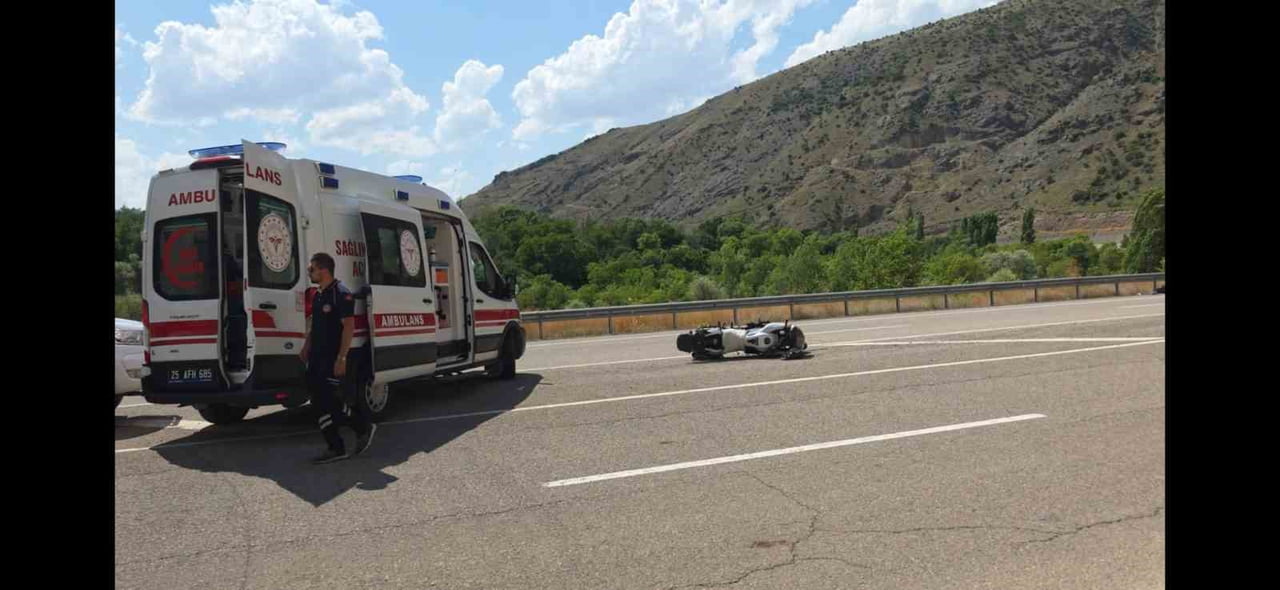 ERZURUM’UN İSPİR İLÇESİNDE KONTROLDEN ÇIKAN MOTOSİKLETİN DEVRİLMESİ SONUCU MEYDANA GELEN TRAFİK...