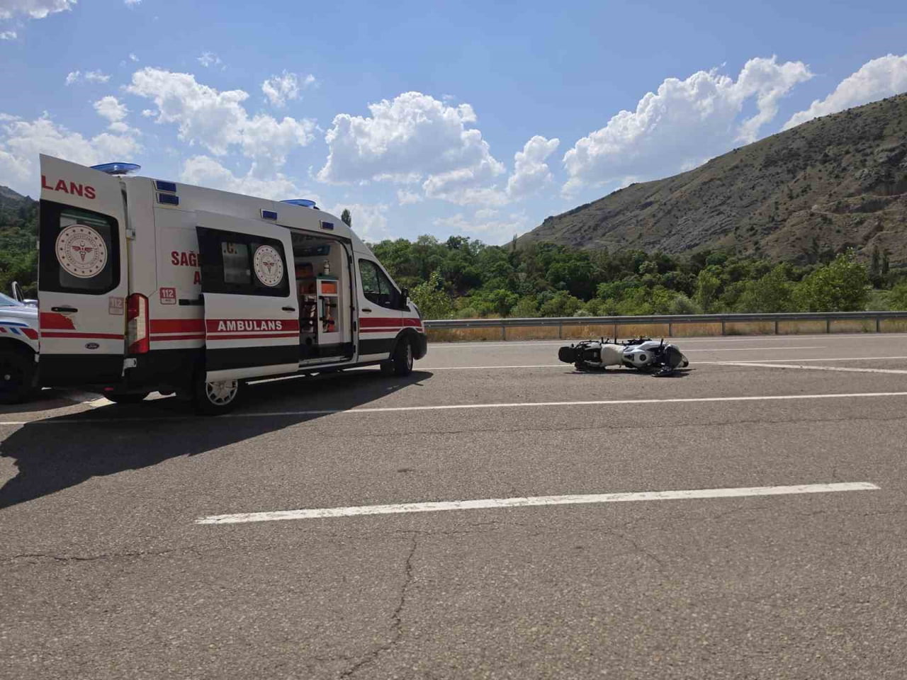 ERZURUM’UN İSPİR İLÇESİNDE KONTROLDEN ÇIKAN MOTOSİKLETİN DEVRİLMESİ SONUCU MEYDANA GELEN TRAFİK...