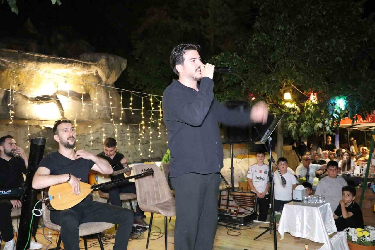 ERZURUM’UN OLTU İLÇESİNDE DÜZENLENEN KONSER PROGRAMI, TÜRKÜ SEVERLERE UNUTULMAZ BİR GECE YAŞATTI....