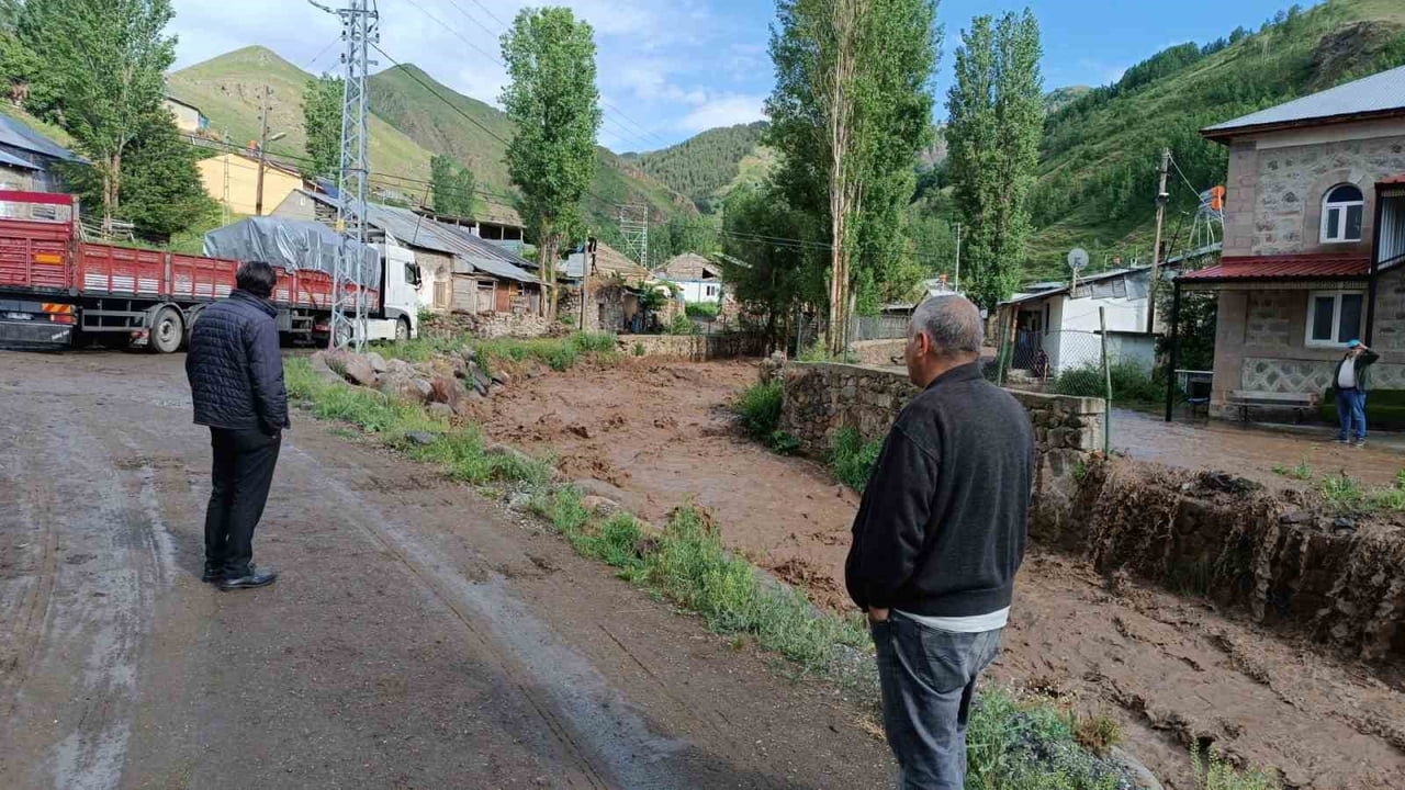 ERZURUM’UN OLTU İLÇESİNE BAĞLI ÇATAK MAHALLESİ’NDE ETKİLİ OLAN ŞİDDETLİ SAĞANAK YAĞIŞ SONRASI...