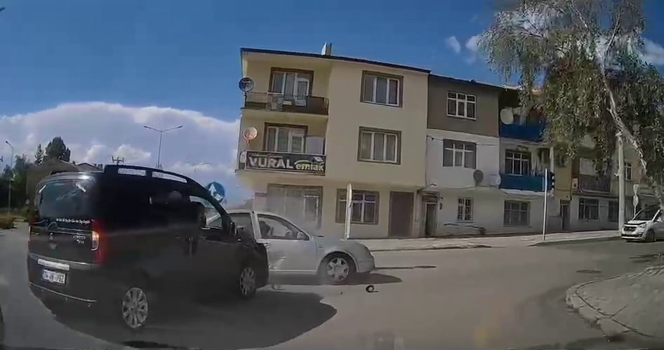 ERZURUM’UN PALANDÖKEN İLÇESİ YUNUS EMRE MAHALLESİ’NDE, KAZIM KARABEKİR LİSESİ KARŞISINDA MEYDANA...