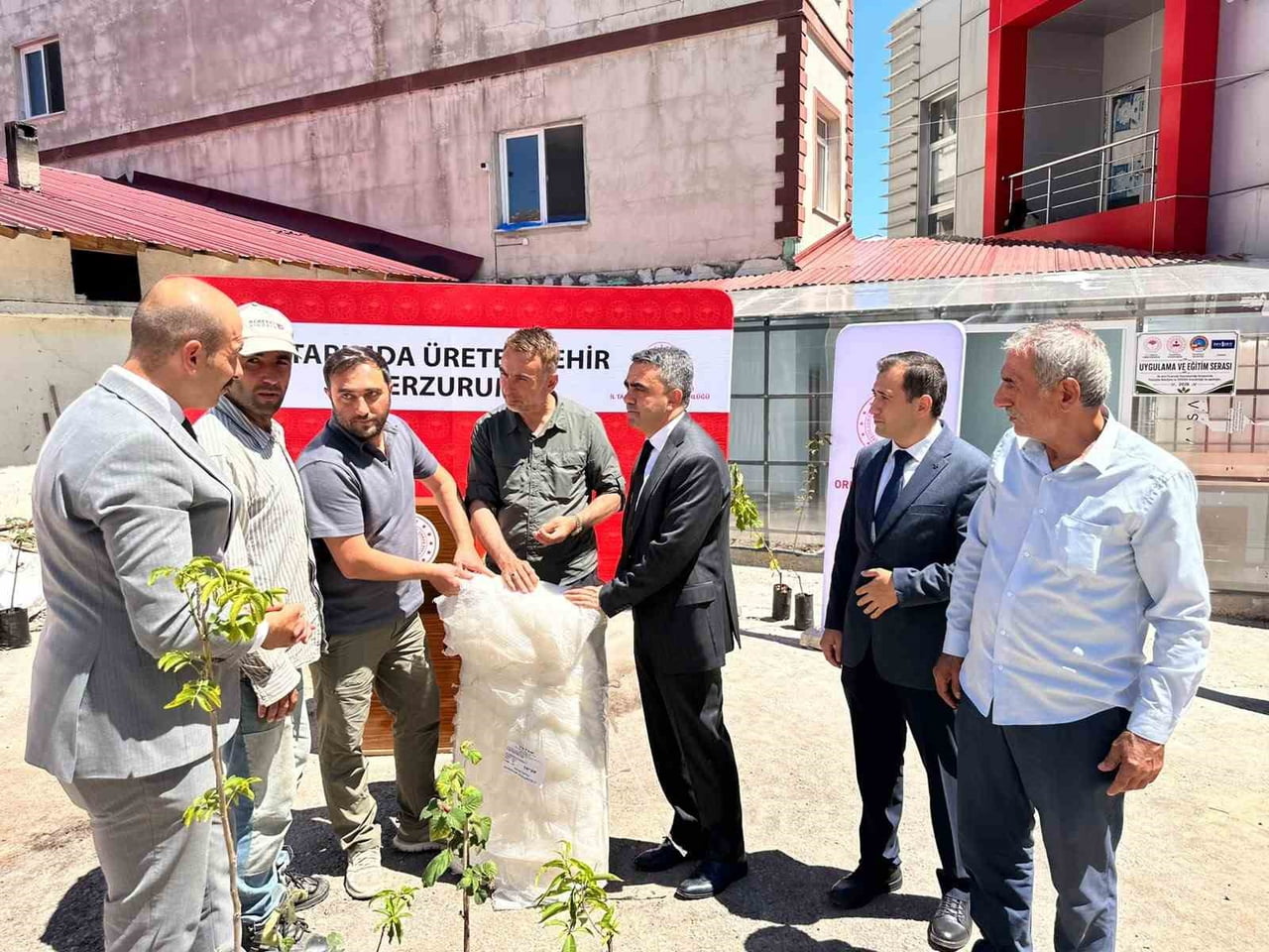 ERZURUM’UN PAZARYOLU İLÇESİNDE DÜZENLENEN PROGRAM KAPSAMINDA ÜRETİCİLERE TOPLAM 1.000 ADET MEYVE...